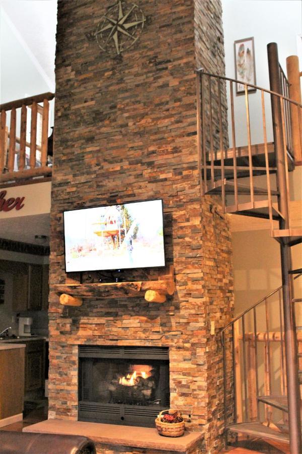 Spacious Downtown Condo Walking Distance To Downtown Gatlinburg Sleeps 6 Guests エクステリア 写真