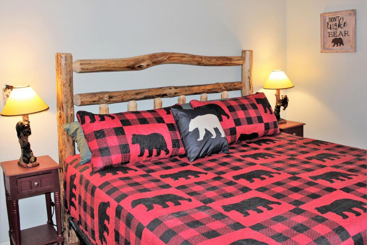 Spacious Downtown Condo Walking Distance To Downtown Gatlinburg Sleeps 6 Guests エクステリア 写真
