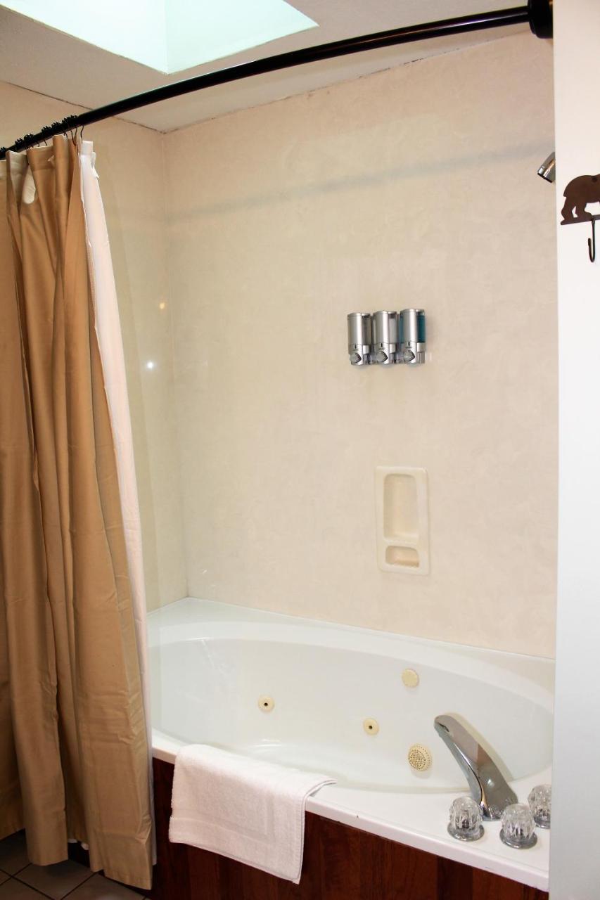 Spacious Downtown Condo Walking Distance To Downtown Gatlinburg Sleeps 6 Guests エクステリア 写真