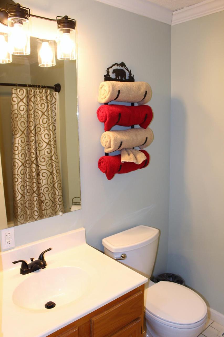 Spacious Downtown Condo Walking Distance To Downtown Gatlinburg Sleeps 6 Guests エクステリア 写真