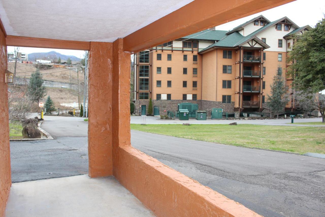 Spacious Downtown Condo Walking Distance To Downtown Gatlinburg Sleeps 6 Guests エクステリア 写真