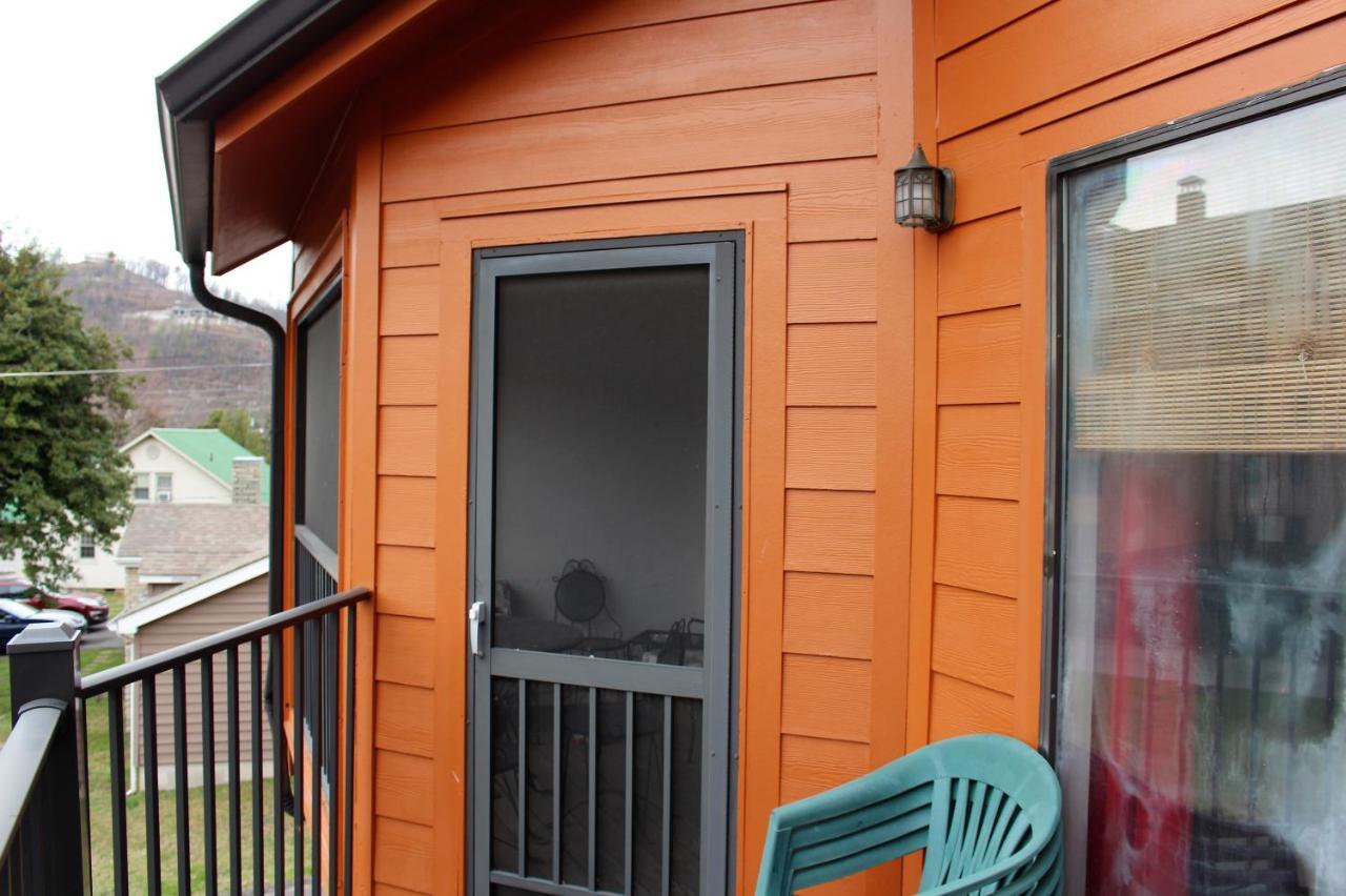Spacious Downtown Condo Walking Distance To Downtown Gatlinburg Sleeps 6 Guests エクステリア 写真