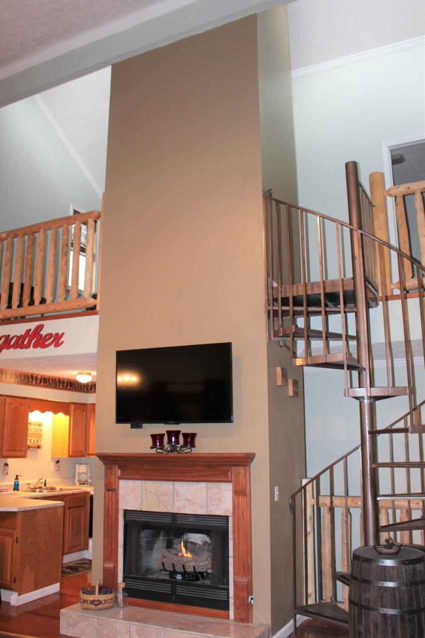 Spacious Downtown Condo Walking Distance To Downtown Gatlinburg Sleeps 6 Guests エクステリア 写真