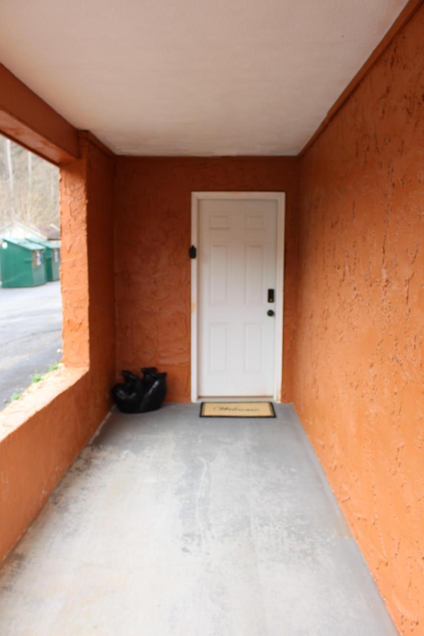 Spacious Downtown Condo Walking Distance To Downtown Gatlinburg Sleeps 6 Guests エクステリア 写真