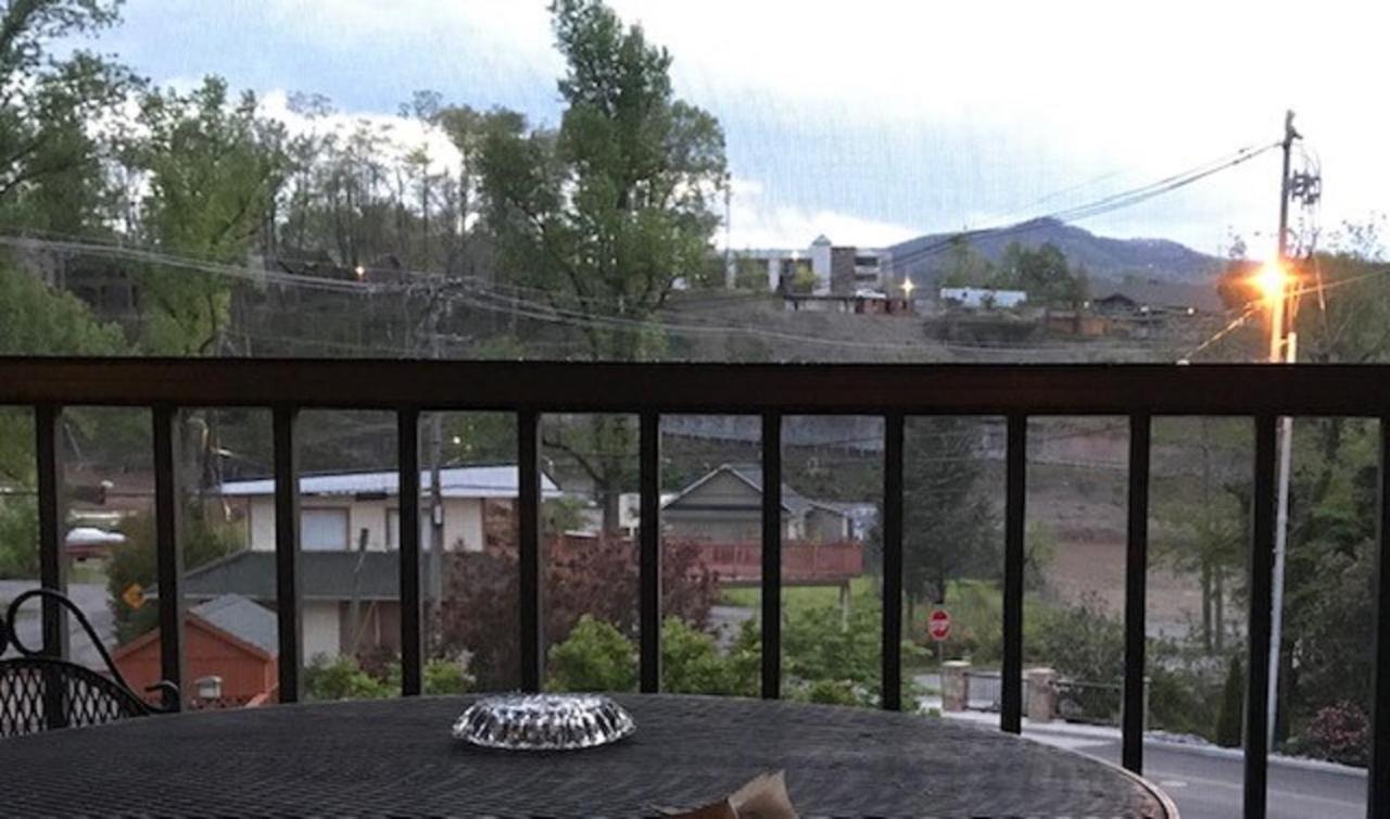 Spacious Downtown Condo Walking Distance To Downtown Gatlinburg Sleeps 6 Guests エクステリア 写真