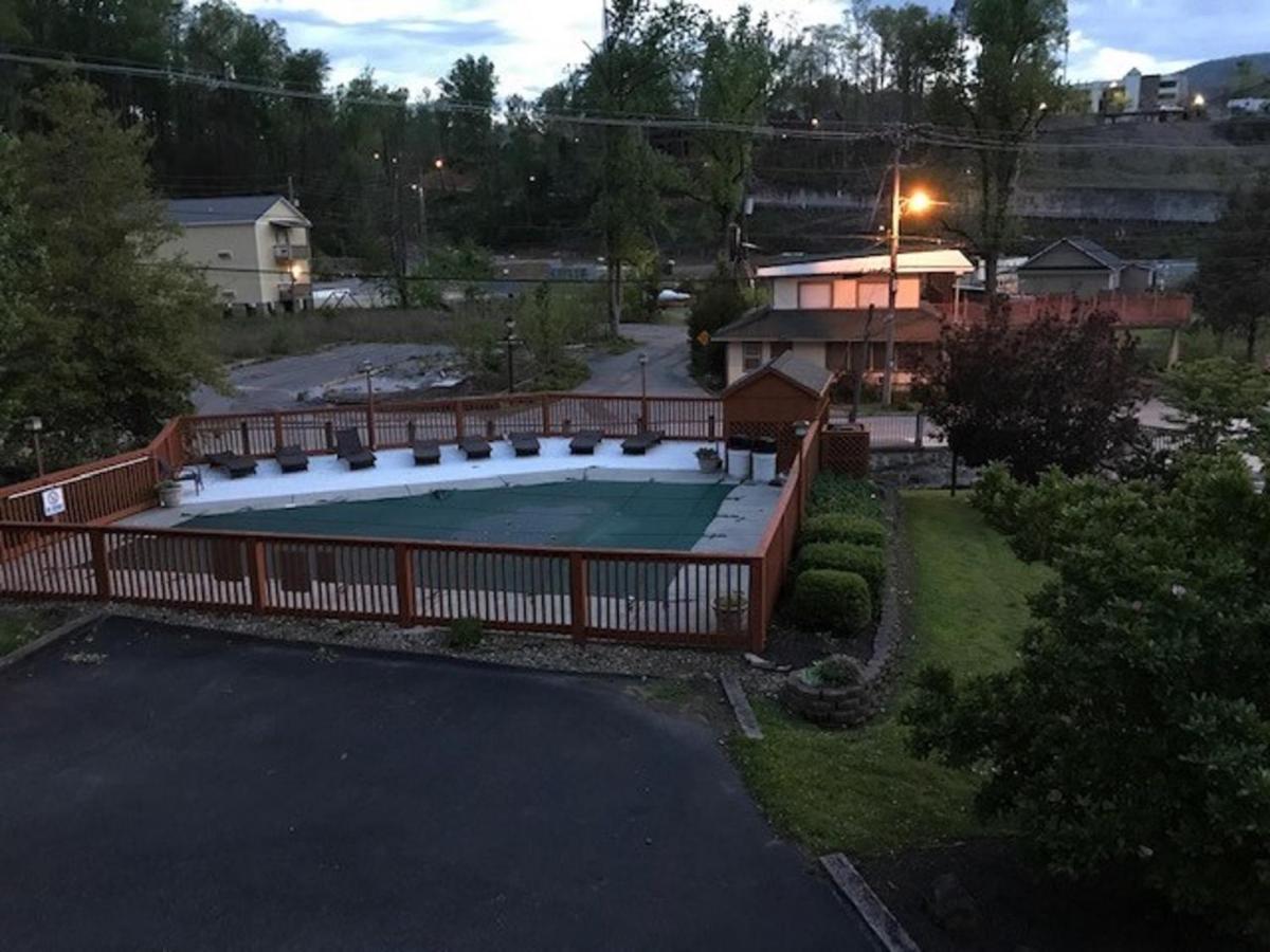 Spacious Downtown Condo Walking Distance To Downtown Gatlinburg Sleeps 6 Guests エクステリア 写真