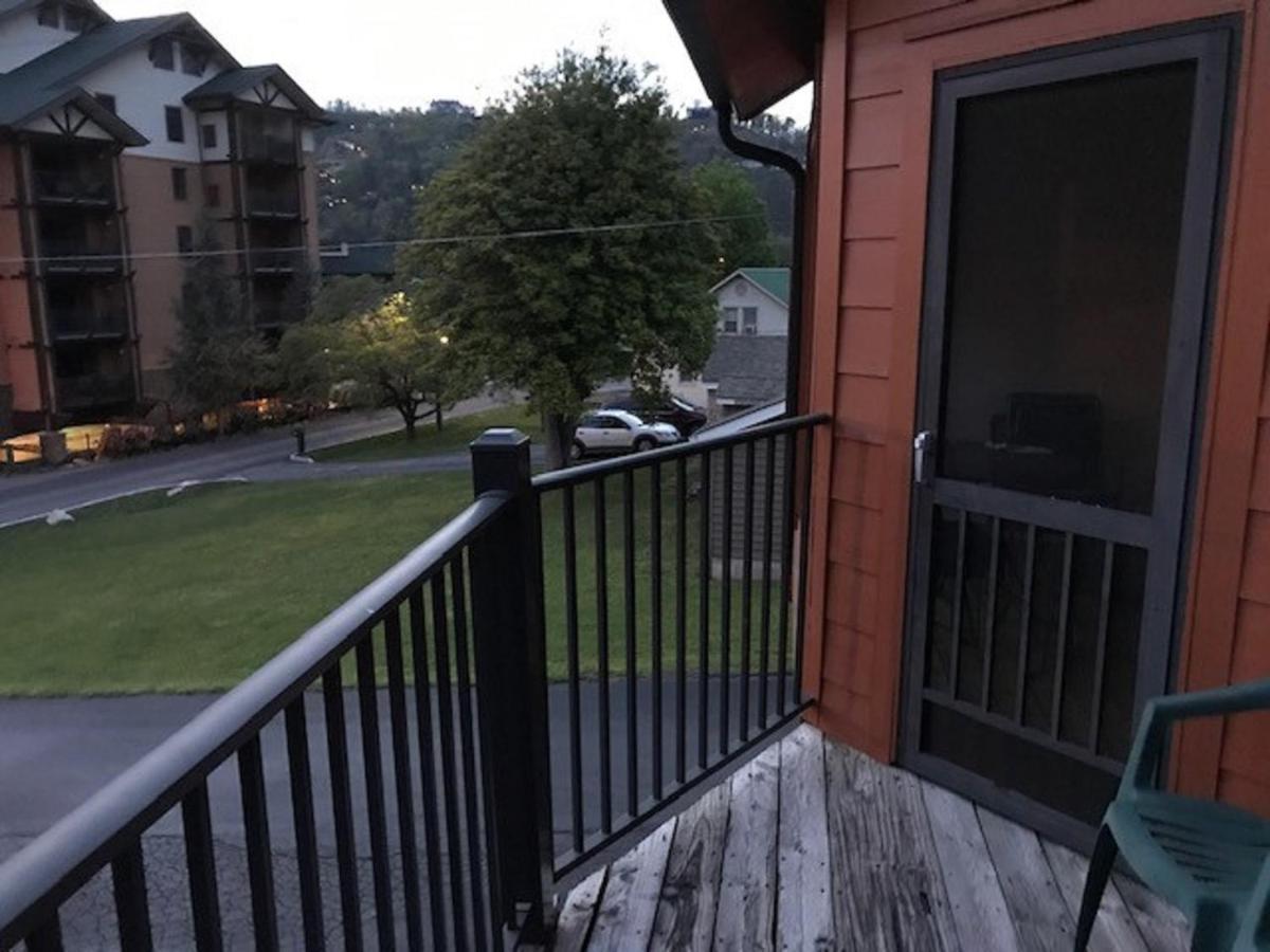 Spacious Downtown Condo Walking Distance To Downtown Gatlinburg Sleeps 6 Guests エクステリア 写真