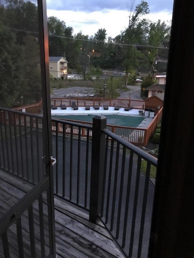 Spacious Downtown Condo Walking Distance To Downtown Gatlinburg Sleeps 6 Guests エクステリア 写真
